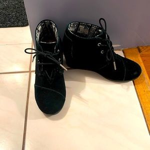 Tom’s wedge booties